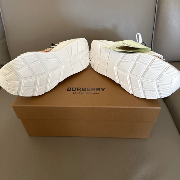 Burberry Low Top Sneaker - Picture 2 of 3
